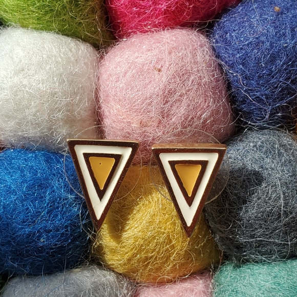 Retro triangle stud earrings - Picture 2 of 3